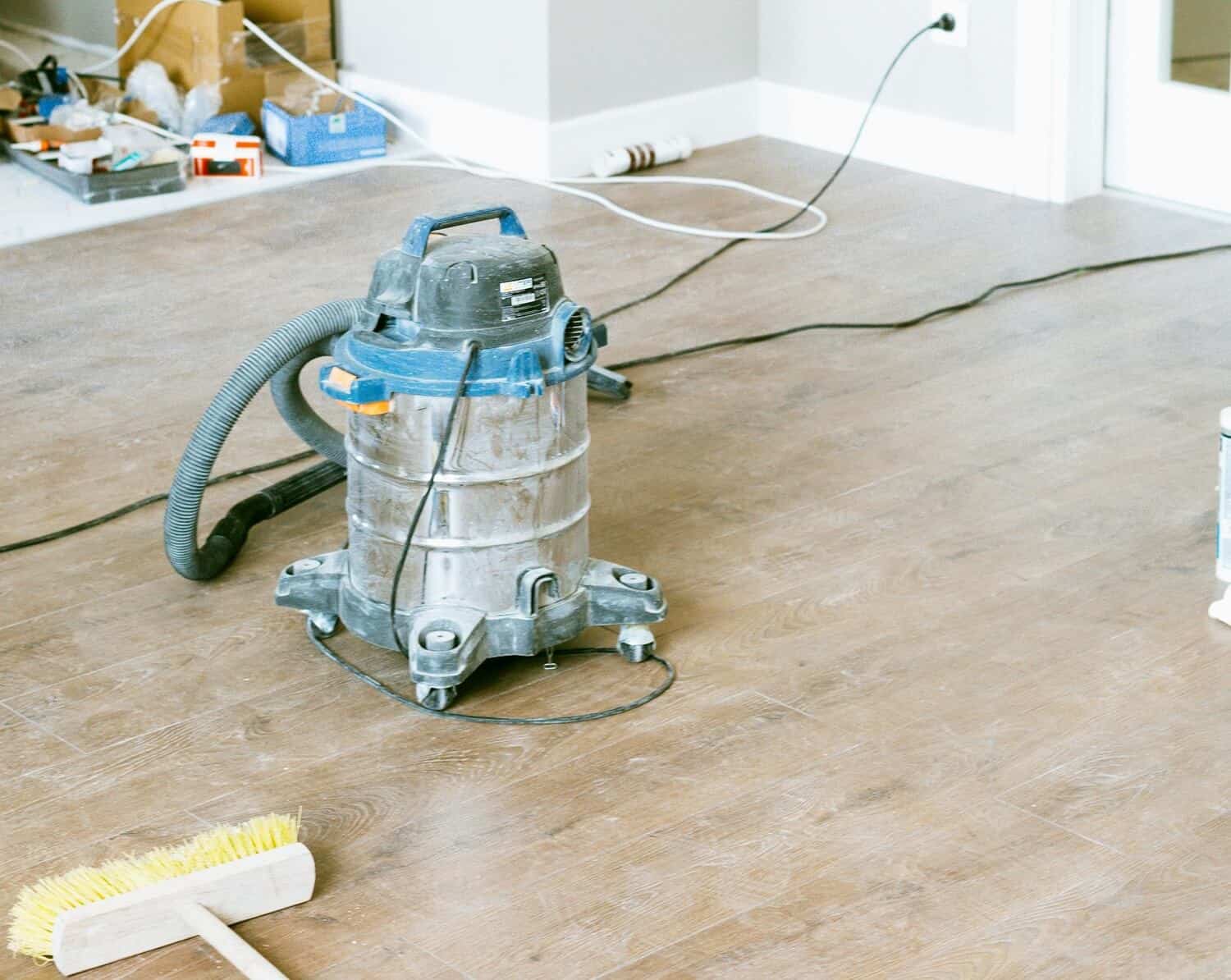 Vacuum cleaning the floor after sanding Vacuum cleaning the floor after sanding
